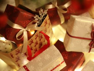 125 Geschenke verteilt: Weihnachtswunschbaumaktion in Kelsterbach zeigt breite Unterstützung