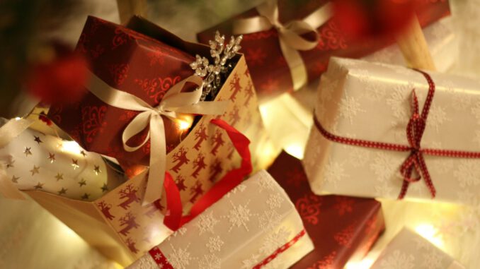 125 Geschenke verteilt: Weihnachtswunschbaumaktion in Kelsterbach zeigt breite Unterstützung