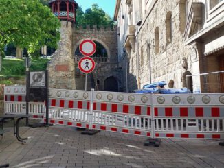 Fassadenschaden am Römertor führt zu Sperrungen in der Innenstadt
