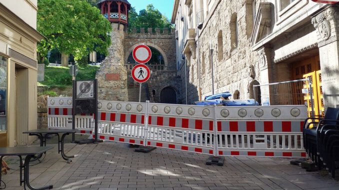 Fassadenschaden am Römertor führt zu Sperrungen in der Innenstadt