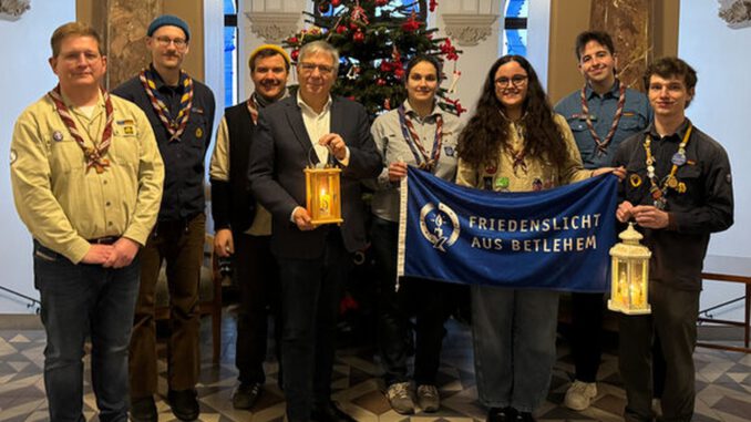 Friedenslicht im Wiesbadener Rathaus: OB Mende empfängt Symbol und fordert Mut für den Frieden