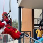 Höhenretter der Feuerwehr seilen sich als Nikolaus ab und beschenken junge Bewohner im Zwerg Nase Zentrum