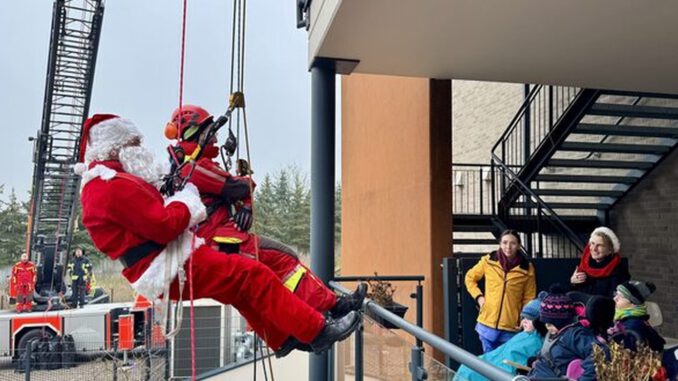 Höhenretter der Feuerwehr seilen sich als Nikolaus ab und beschenken junge Bewohner im Zwerg Nase Zentrum Höhenretter der Feuerwehr seilen sich als Nikolaus ab und beschenken junge Bewohner im Zwerg Nase Zentrum