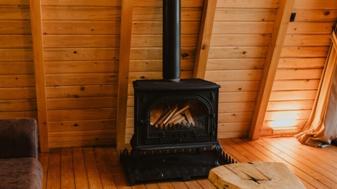 Hofheim bietet erneut kostenlose Onlinekurse zum richtigen Heizen mit Holz