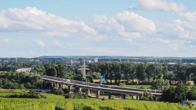 Mainbrücke Hochheim ab 12. Juli wieder mit zwei Fahrstreifen pro Richtung, spätere Einspurregelung ab 19. Juli Mainbrücke Hochheim ab 12. Juli wieder mit zwei Fahrstreifen pro Richtung, spätere Einspurregelung ab 19. Juli