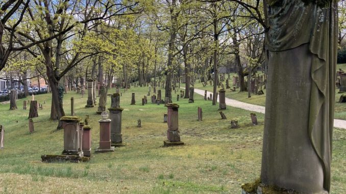 Mainz: Zwei öffentliche Führungen auf dem Alten Jüdischen Friedhof zum Welterbetag Mainz: Zwei öffentliche Führungen auf dem Alten Jüdischen Friedhof zum Welterbetag
