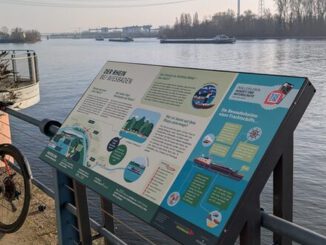 Neun Informationstafeln erklären Natur und Geschichte an Wiesbadener Ufern
