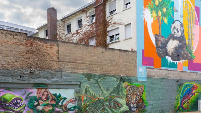 Rüsselsheim richtet temporäre Stadtfläche mit Wandmalereien und Sitzmöbeln an Marktstraße ein Rüsselsheim richtet temporäre Stadtfläche mit Wandmalereien und Sitzmöbeln an Marktstraße ein