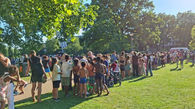 Sommerwiese in Wiesbaden verkürzt, aber stark besucht: 300 Eisgutscheine für Kinder Sommerwiese in Wiesbaden verkürzt, aber stark besucht: 300 Eisgutscheine für Kinder