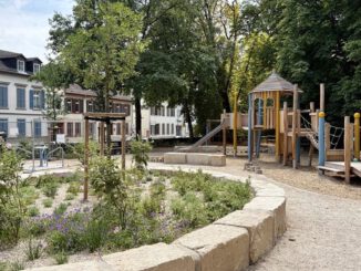 Spielplatz im Schlosspark Biebrich eröffnet mit inklusiven Geräten und Wasserspielen