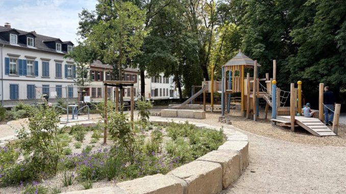 Spielplatz im Schlosspark Biebrich eröffnet mit inklusiven Geräten und Wasserspielen Spielplatz im Schlosspark Biebrich eröffnet mit inklusiven Geräten und Wasserspielen