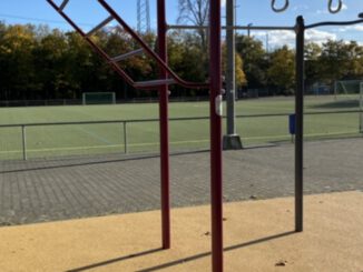 Wiesbaden ergänzt Sportplatz Amöneburg um Calisthenics Station und öffentlichen Basketballkorb