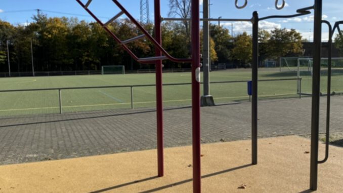 Wiesbaden ergänzt Sportplatz Amöneburg um Calisthenics Station und öffentlichen Basketballkorb