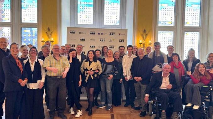 Wiesbaden startet inklusives Kunstprojekt mit Tandems, Kinoabend und Auktion