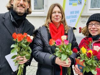 Wiesbaden verteilt Fairtrade-Rosen und macht auf Verantwortung in Lieferketten aufmerksam