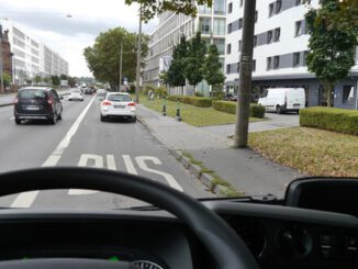 Wiesbadener Busse mit Frontkameras dokumentieren Falschparker und entlasten Fahrplan