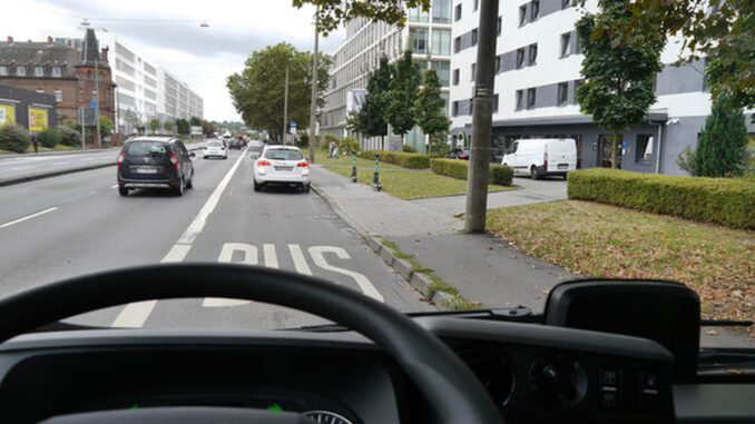 Wiesbadener Busse mit Frontkameras dokumentieren Falschparker und entlasten Fahrplan