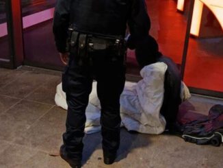 Wiesbadener Stadtpolizei verteilt nachts heißen Tee an Menschen ohne Wohnung