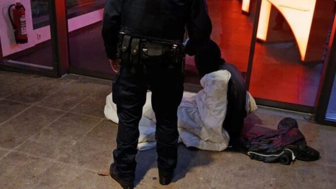 Wiesbadener Stadtpolizei verteilt nachts heißen Tee an Menschen ohne Wohnung